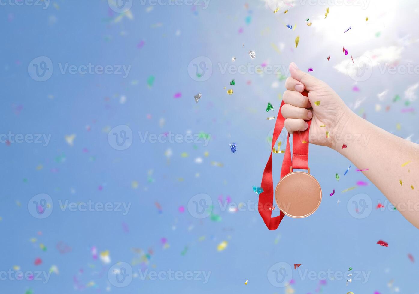 Tenere un' bronzo moneta celebrare successo cielo sfondo foto