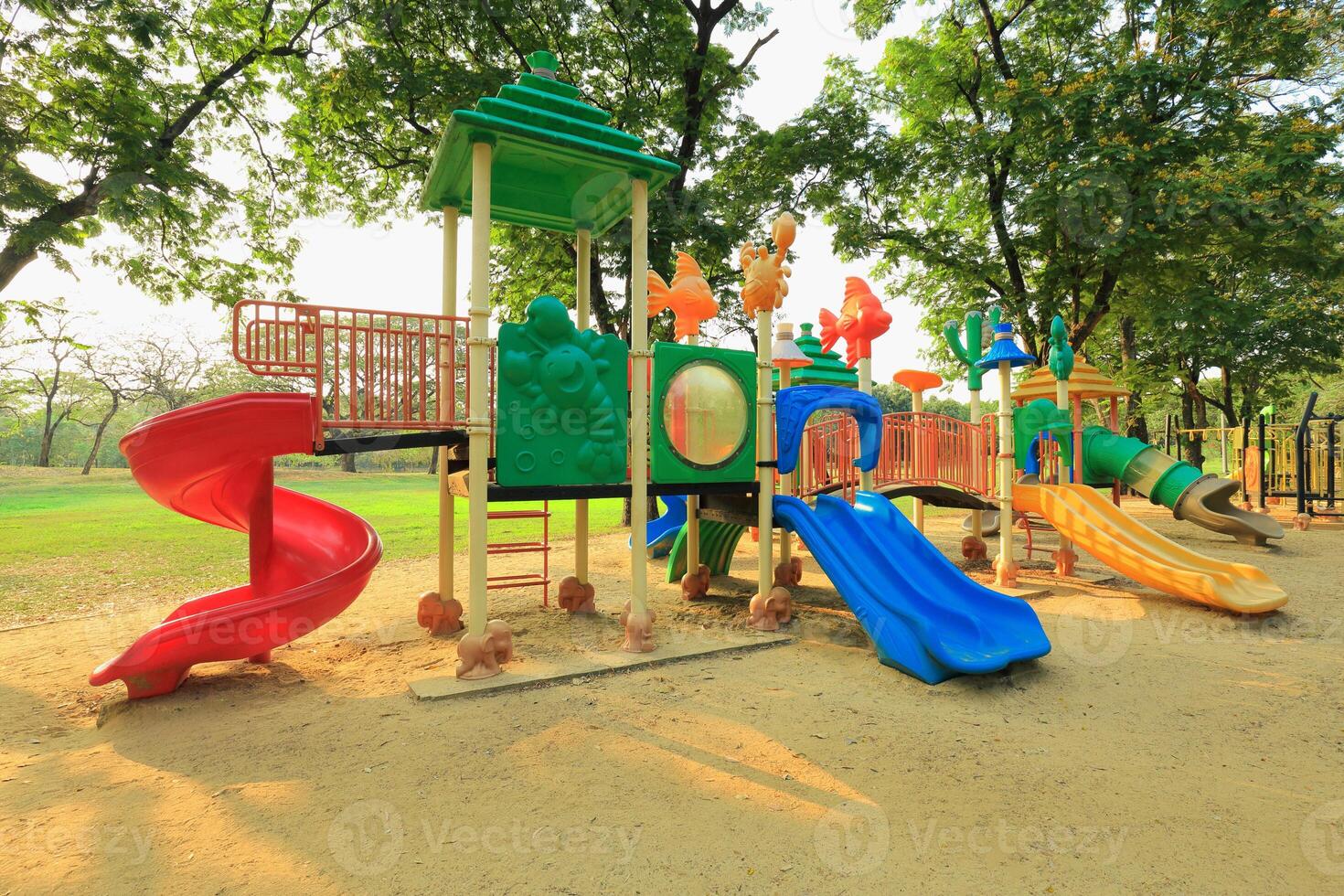 terreno di gioco per bambini su un' soleggiato giorno foto