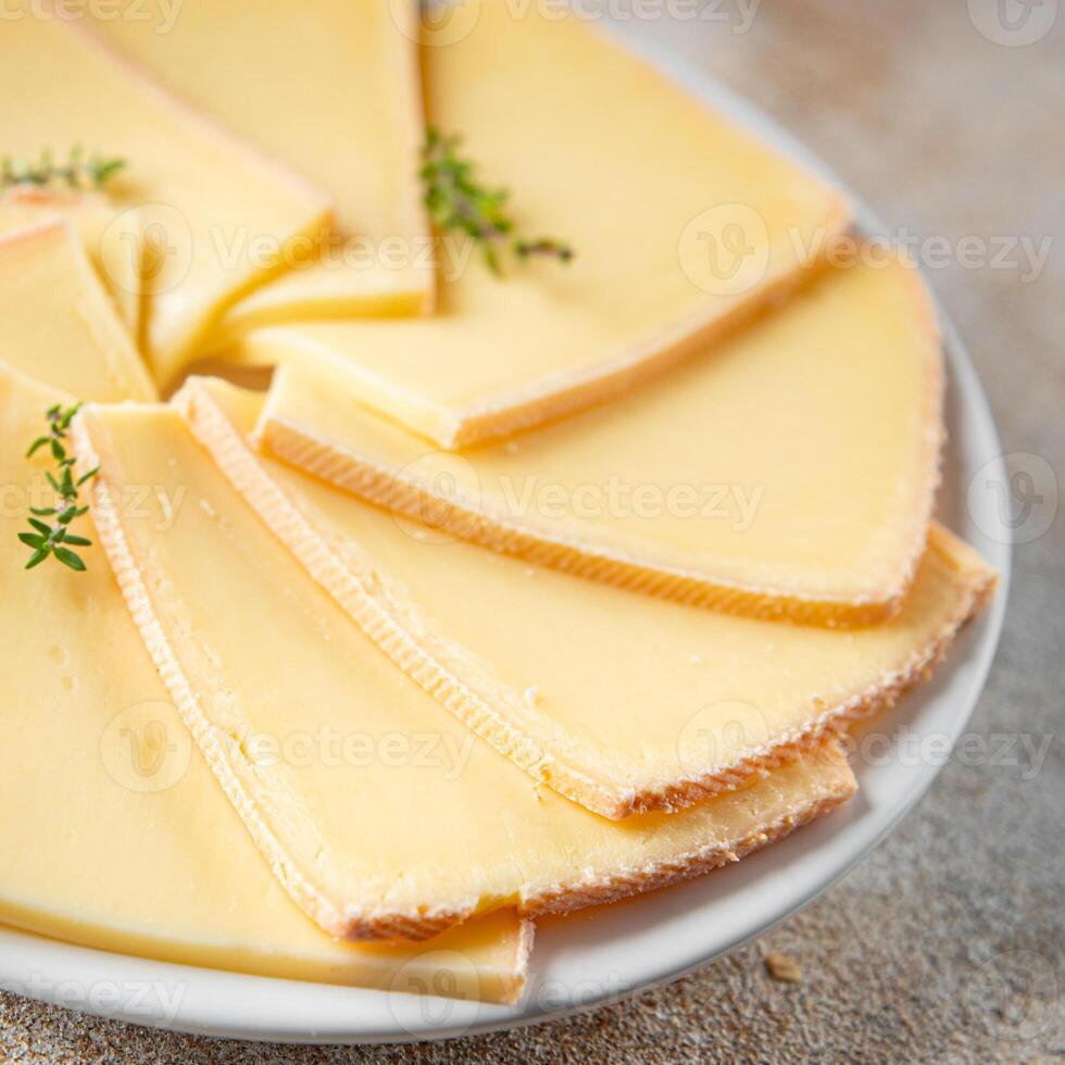 raclette formaggio gustoso mangiare cucinando aperitivo pasto cibo merenda su il tavolo copia spazio cibo sfondo foto