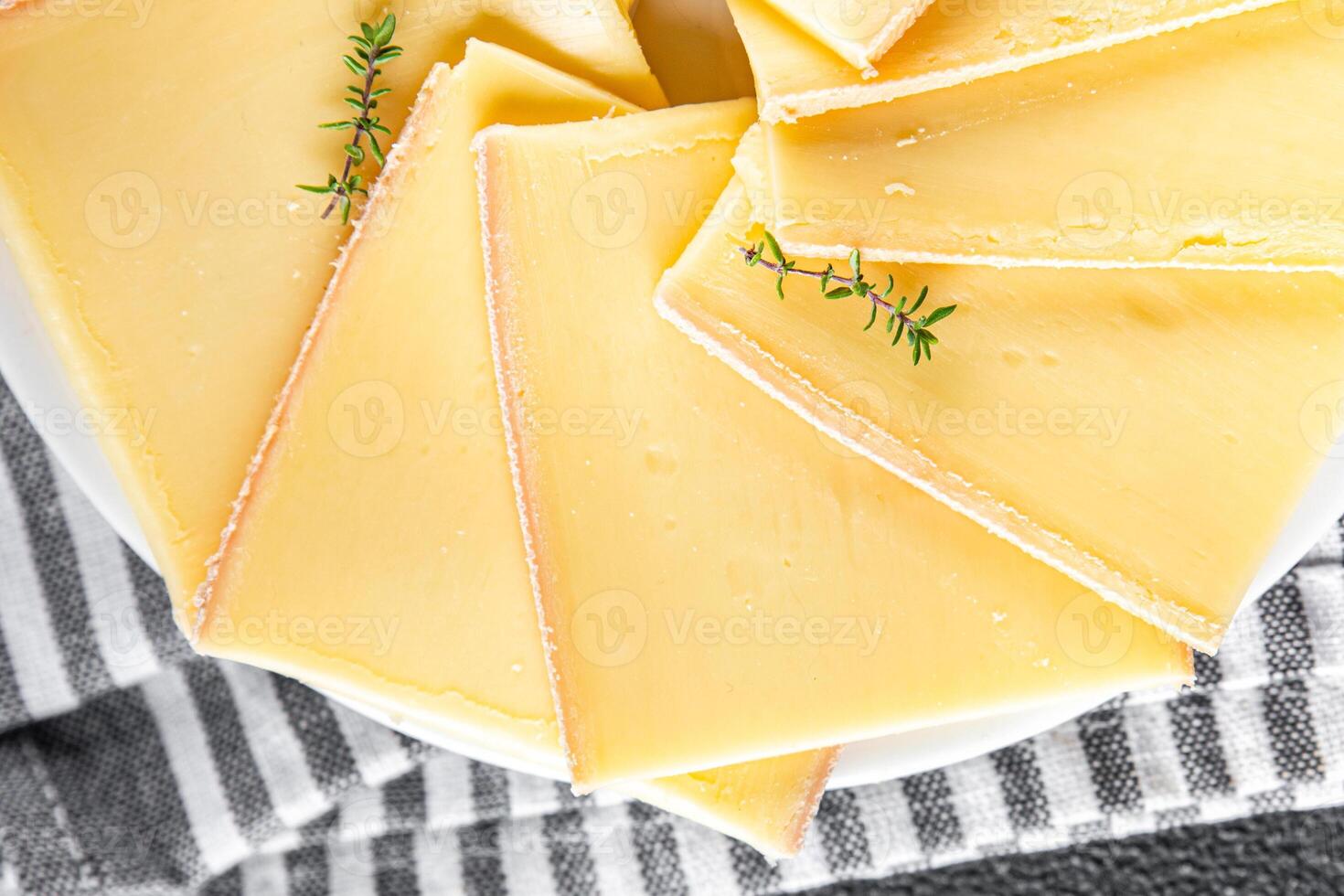 raclette formaggio gustoso mangiare cucinando aperitivo pasto cibo merenda su il tavolo copia spazio cibo sfondo foto