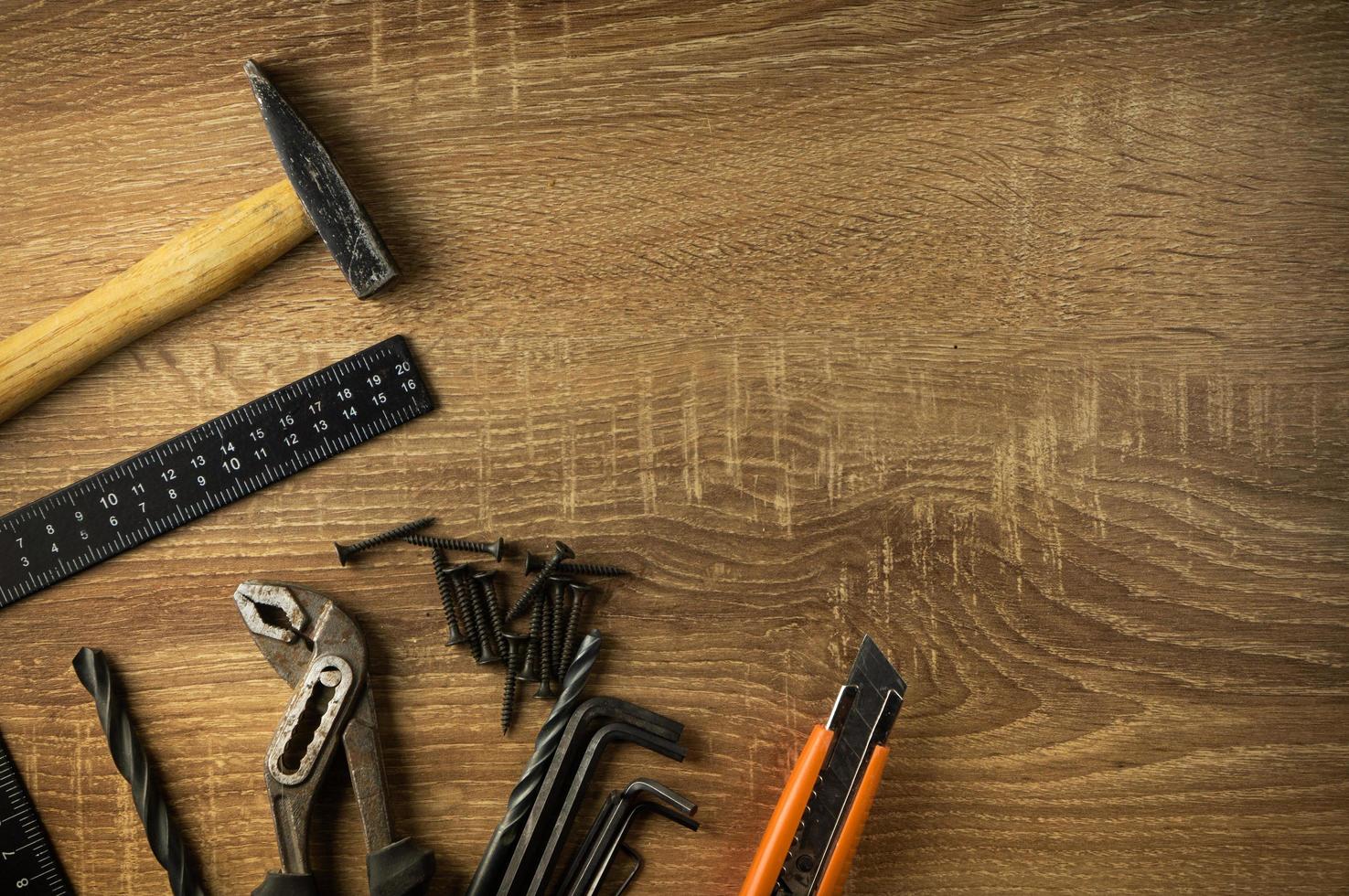 gli attrezzi manuali giacciono su un tavolo di legno foto