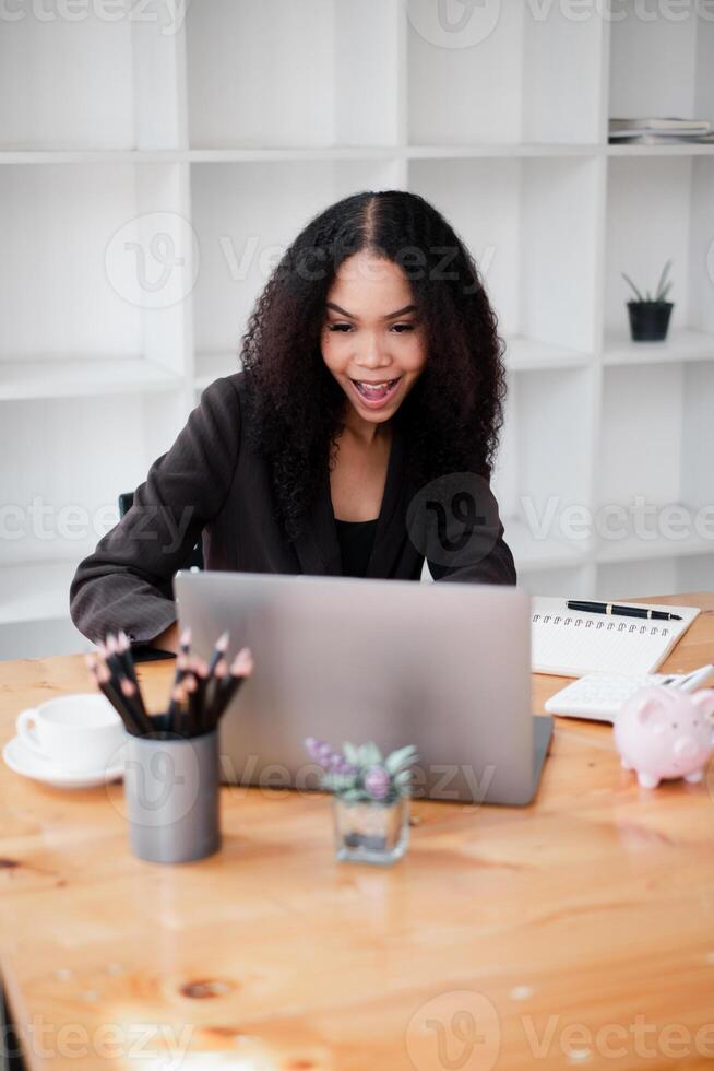 animato donna d'affari partecipa nel un' video chiamata, con sua il computer portatile su un' legna scrivania nel un' con stile minimalista ufficio. foto
