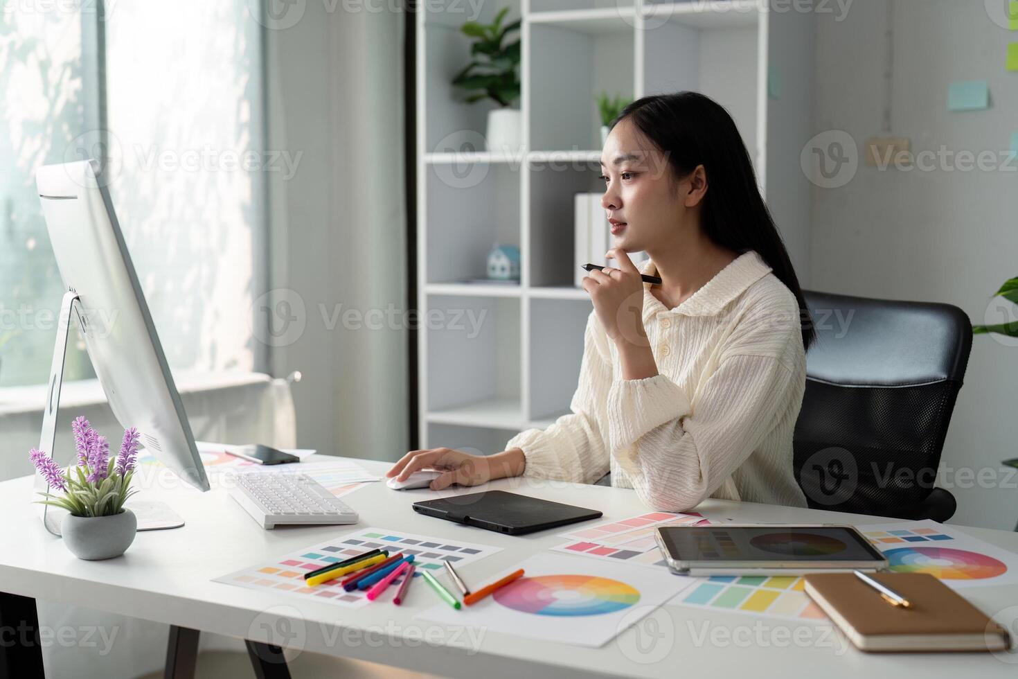 asiatico donna grafico progettista Lavorando nel casa ufficio. artista creativo progettista illustratore grafico abilità concetto foto