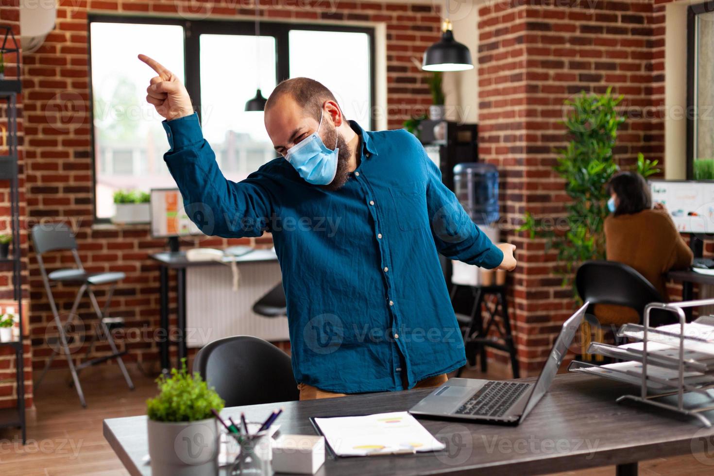 imprenditore ambizioso di successo che fa passi di danza di soddisfazione dopo aver vinto una partnership commerciale foto