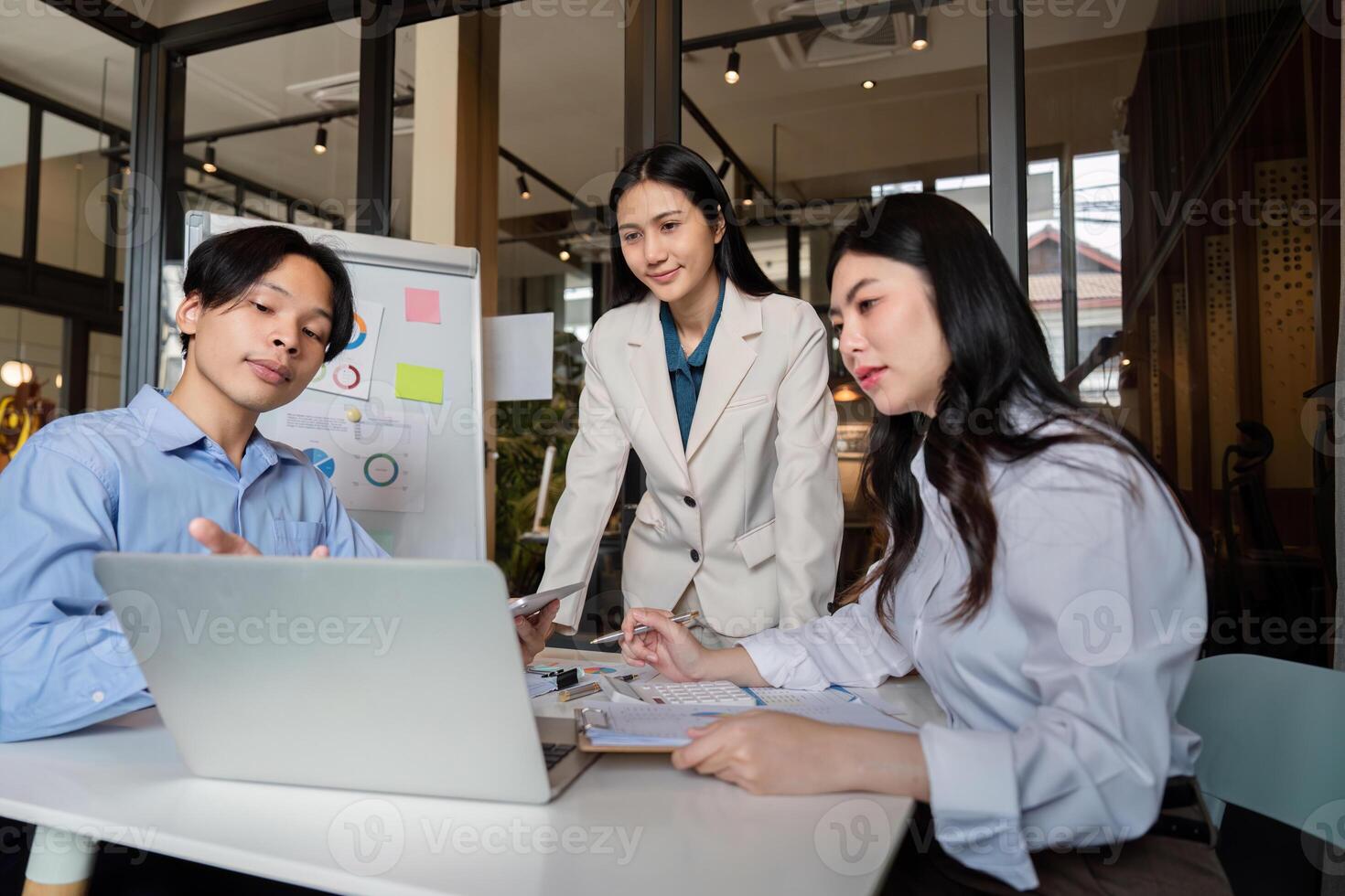 attività commerciale squadra incontro parlando pianificazione analizzando investimento e marketing su tavoletta e computer portatile, discutere con finanziario dati e attività commerciale strategia, presentazione per fabbricazione profitto di azienda foto