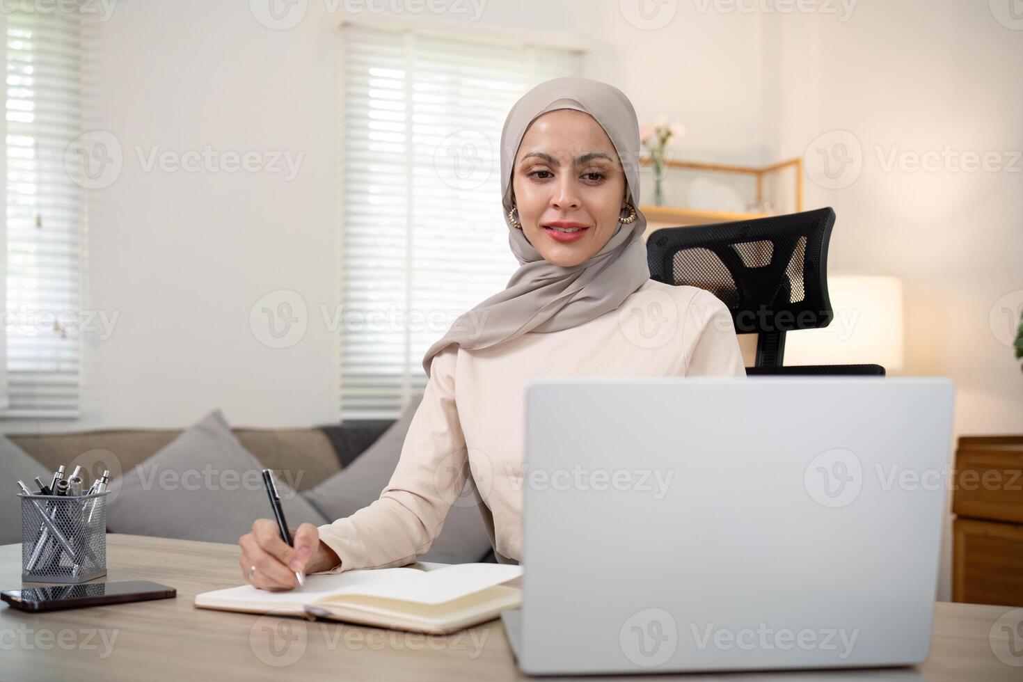 ritratto asiatico musulmano donna manager Lavorando con il computer portatile computer a casa foto