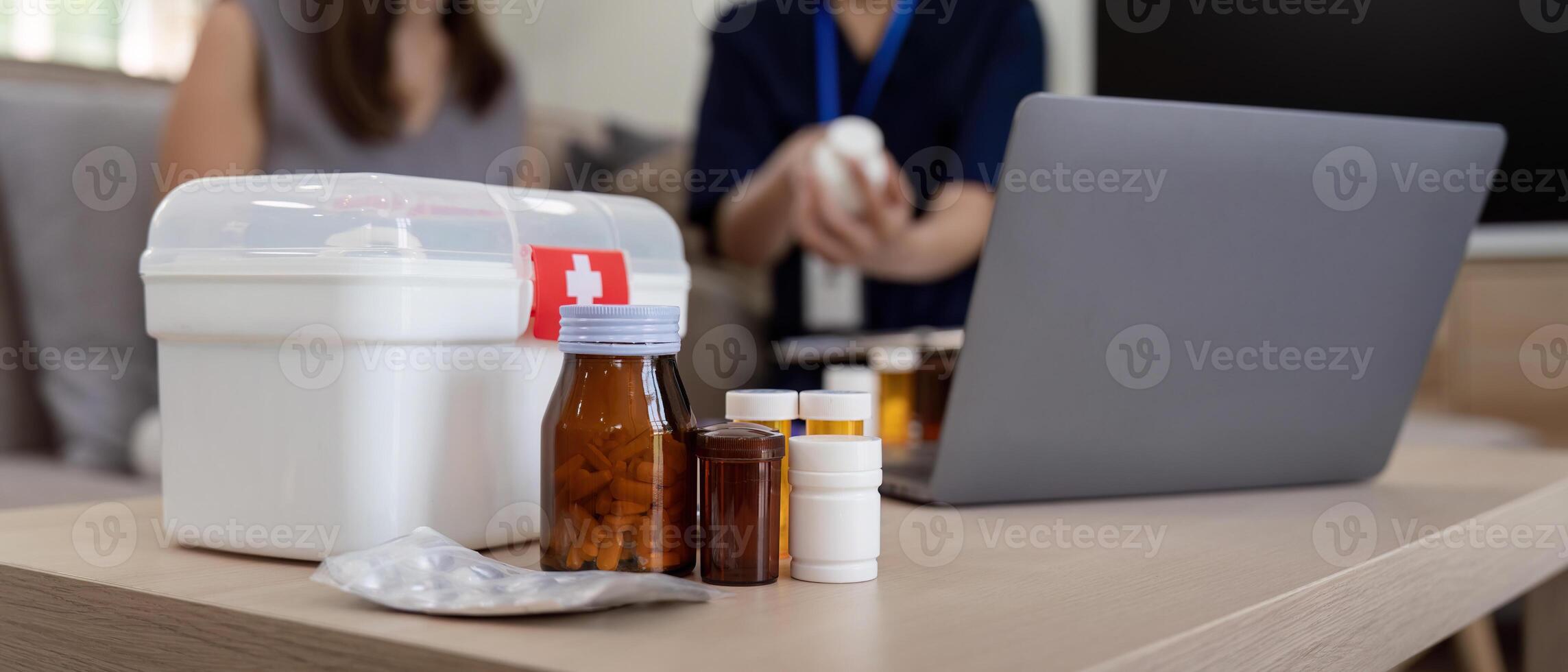 badante donna hold medicina pillola bottiglia, spiegare prescrizione per anziano vecchio donna nel vivente camera nel Casa foto
