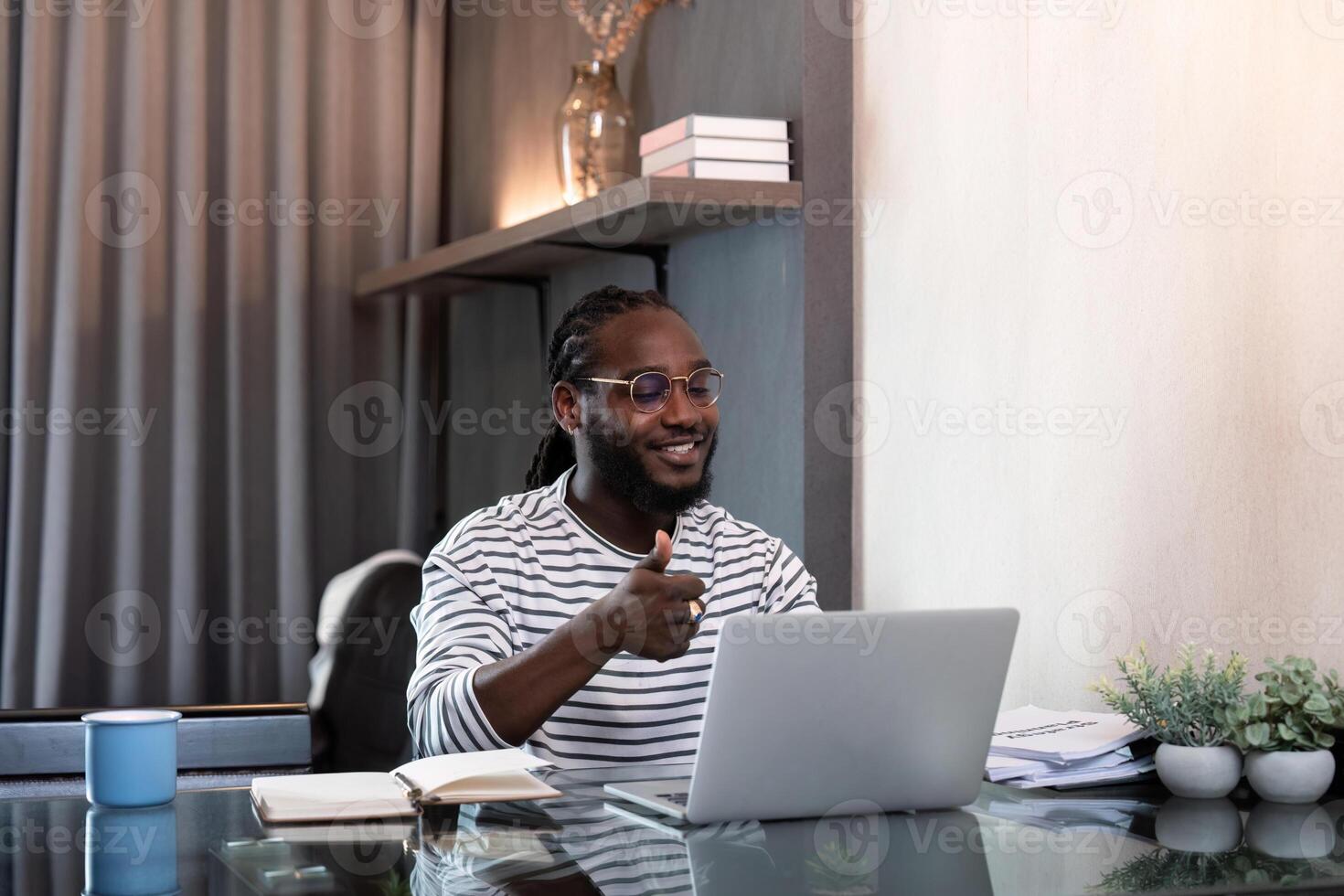 africano americano attività commerciale afro uomo vivere in linea incontro su computer casa. libero professionista in linea pmi marketing, giovane contento uomo chiamata incontro su il computer portatile solo a casa foto