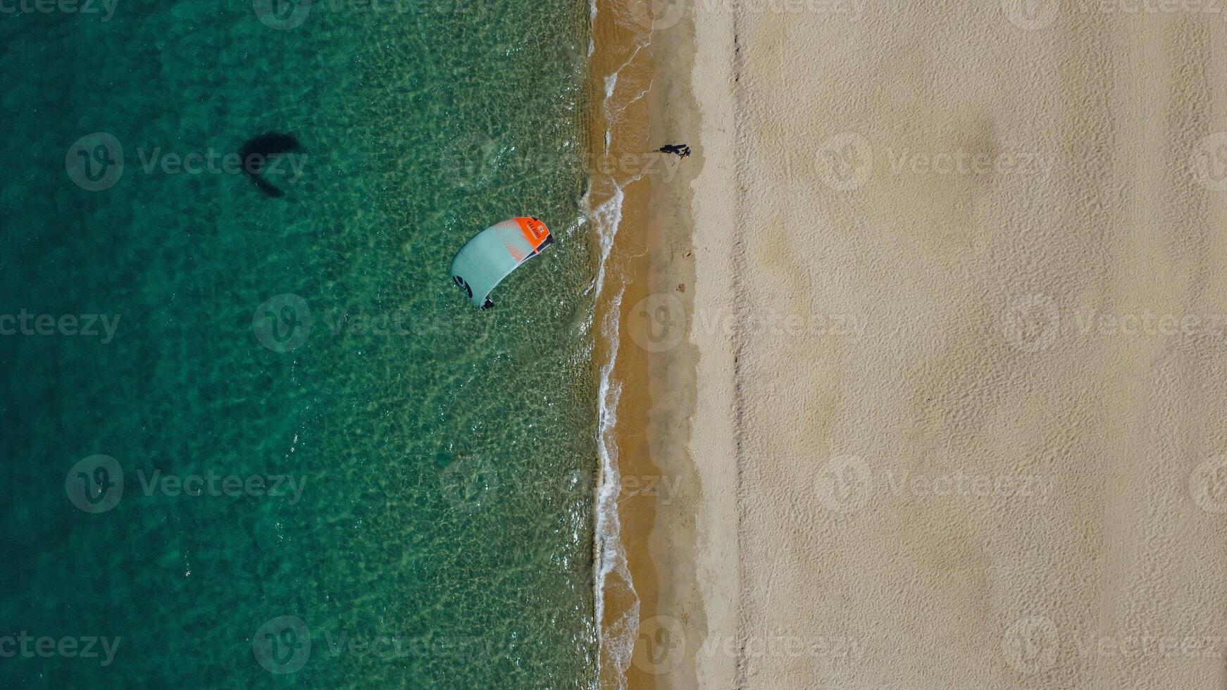 aereo Visualizza di kitesurf su il onde di il mare nel mui ne spiaggia, phan ladro, bin Thuan, Vietnam. kitesurf, kiteboarding azione fotografie