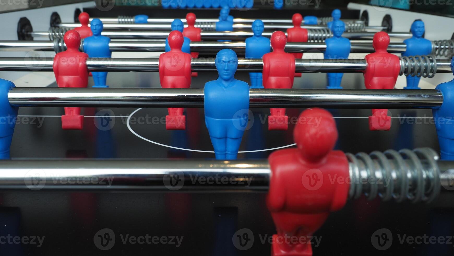 calcio tavolo o calcio tavolo gioco con plastica giocatore figurina. mini calcio gioco quale famoso nel passato e essere collezionabile articolo per Foosball amante. giocare di Due mano controllo ogni riga di giocatore figurina foto