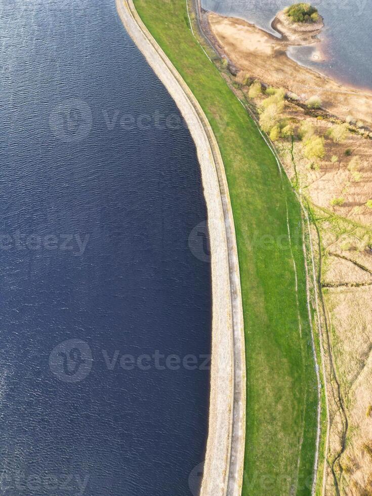 alto angolo Visualizza di maggior parte bellissimo Britannico paesaggio a redmires acqua serbatoi al di sopra di colline di Sheffield città di Inghilterra unito regno, aprile 30, 2024 foto