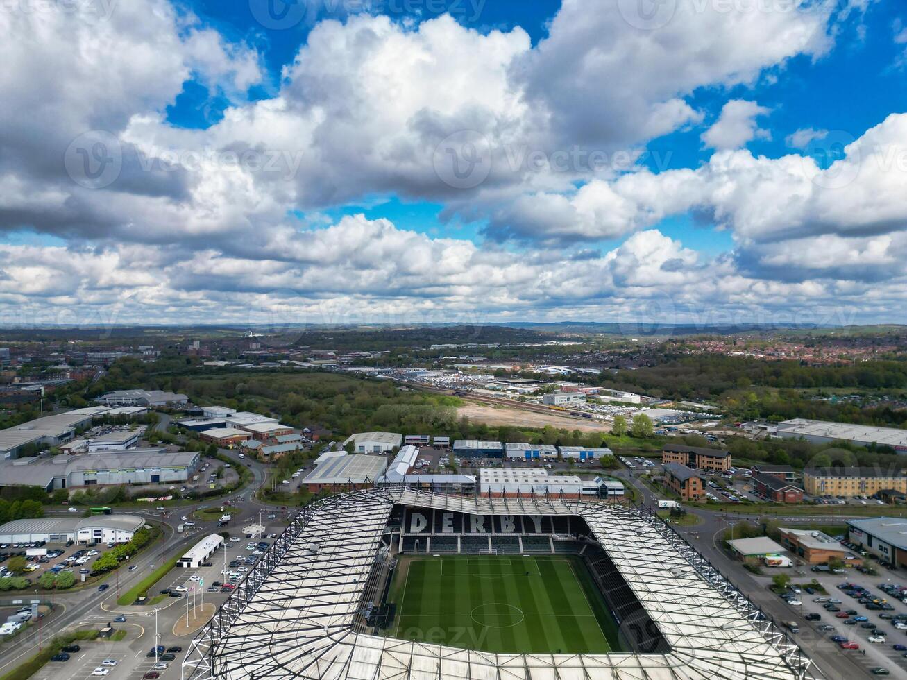 alto angolo Visualizza di Derby città e stadio circondare di il città. Inghilterra unito regno. aprile 26, 2024 foto