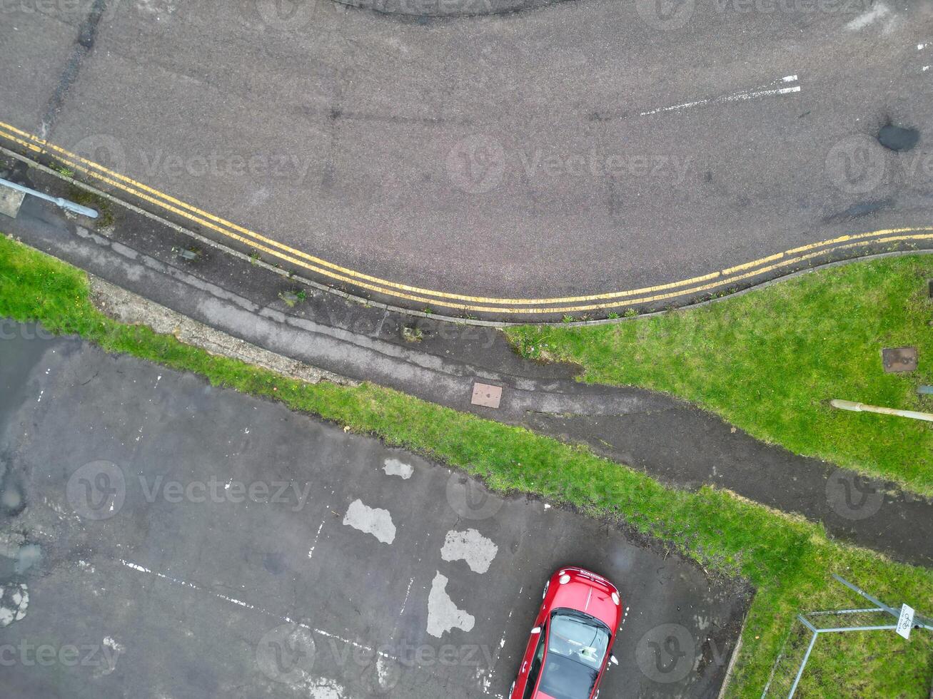 aereo Visualizza di centrale borehamwood Londra città di Inghilterra durante nuvoloso e piovoso giorno, Inghilterra UK. aprile 4°, 2024 foto