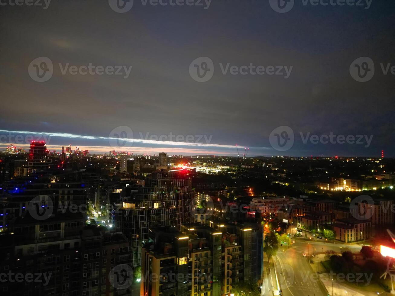 aereo notte Visualizza di centrale Wandsworth Londra città di Inghilterra Inghilterra a fiume Tamigi, UK. aprile 24, 2024 foto