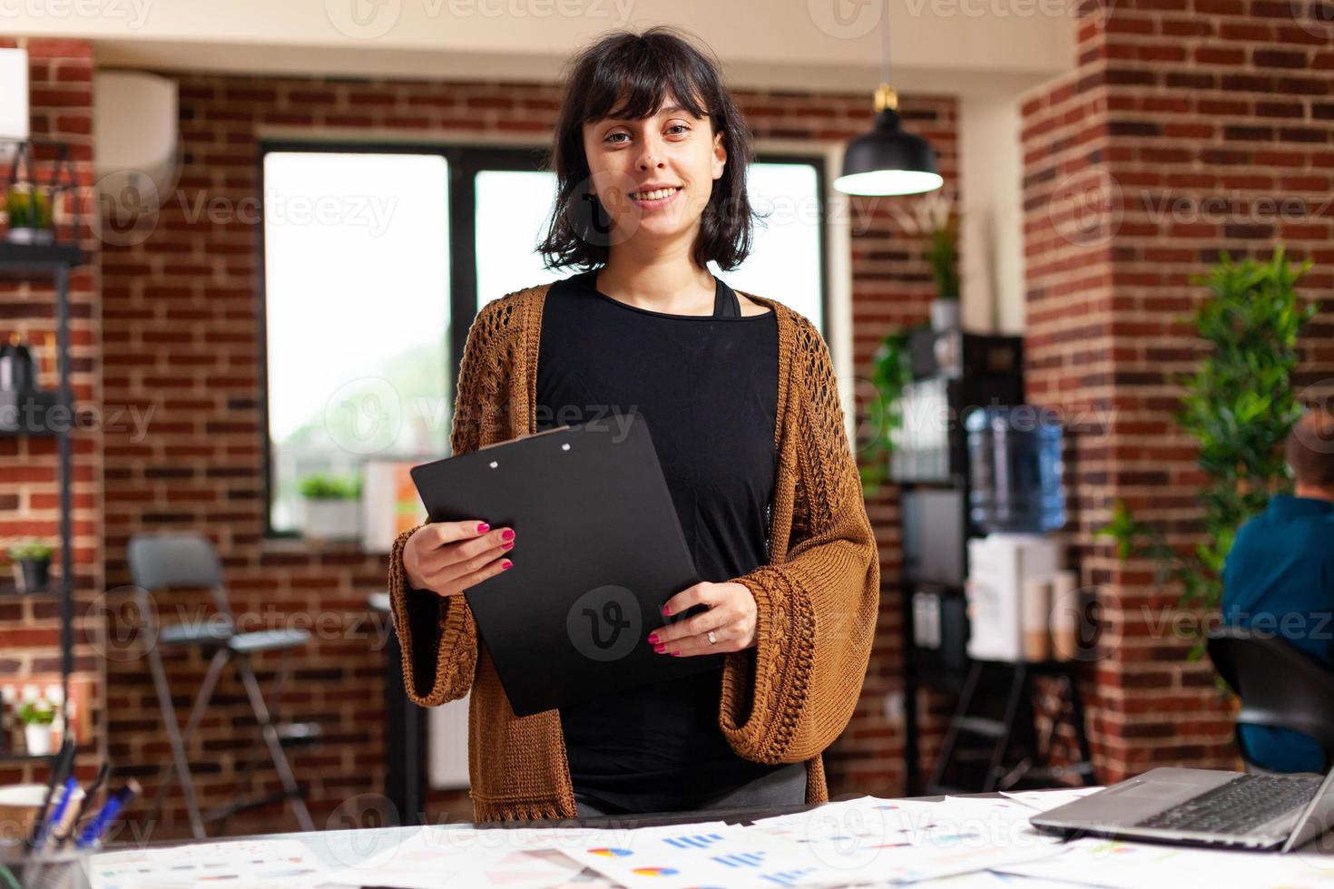 ritratto di donna imprenditrice che prepara una riunione d'affari lavorando alla strategia di gestione foto