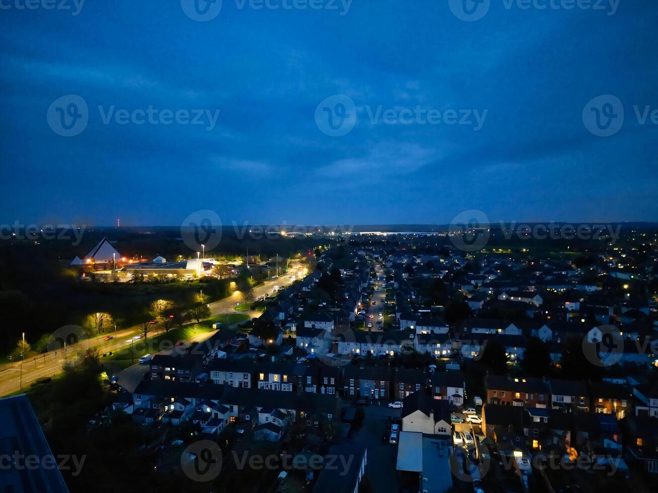 notte aereo Visualizza di illuminato storico centrale bedford città di Inghilterra UK. aprile 5°, 2024 foto