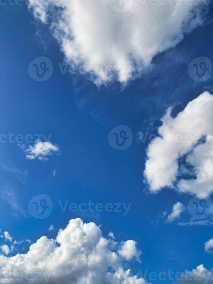 bellissimo cielo con drammatico nuvole al di sopra di Birmingham città di Inghilterra unito regno, marzo 30, 2024 foto