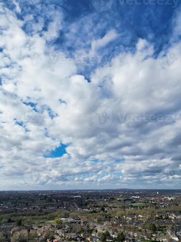 bellissimo cielo con drammatico nuvole al di sopra di Birmingham città di Inghilterra unito regno, marzo 30, 2024 foto