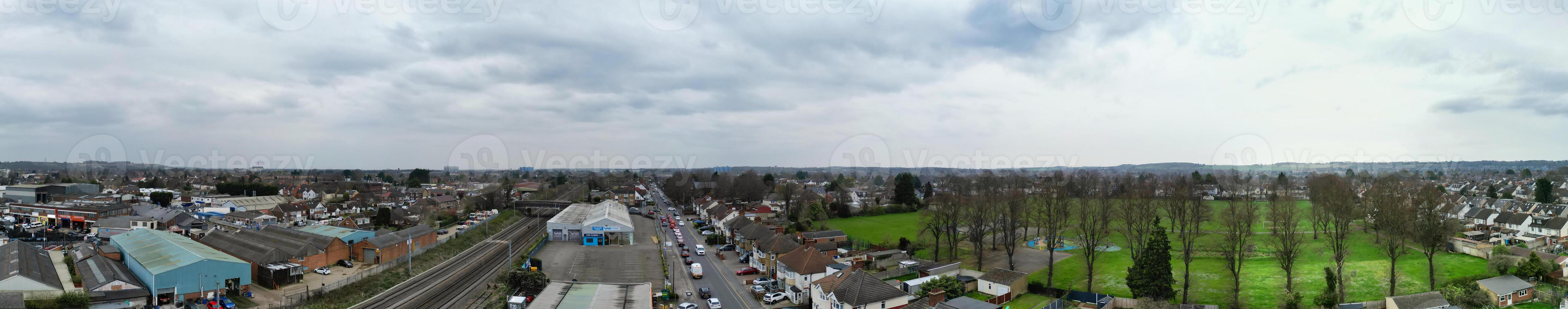 alto angolo panoramico Visualizza di luton città durante nuvoloso e piovoso tramonto. lutone, Inghilterra UK. marzo 26, 2024 foto