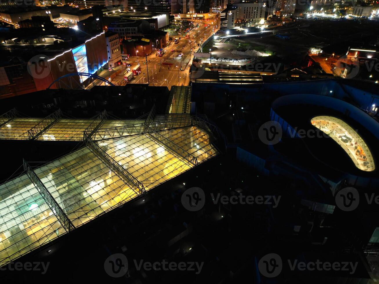 aereo notte Visualizza di illuminato città centro edifici di Birmingham centrale città di Inghilterra unito regno. marzo 30, 2024 foto