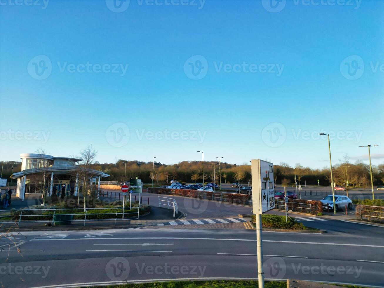 alto angolo Visualizza di parco e cavalcata autobus stazione a collina spinosa oxfordshire Inghilterra unito regno durante Alba. marzo 23, 2024 foto