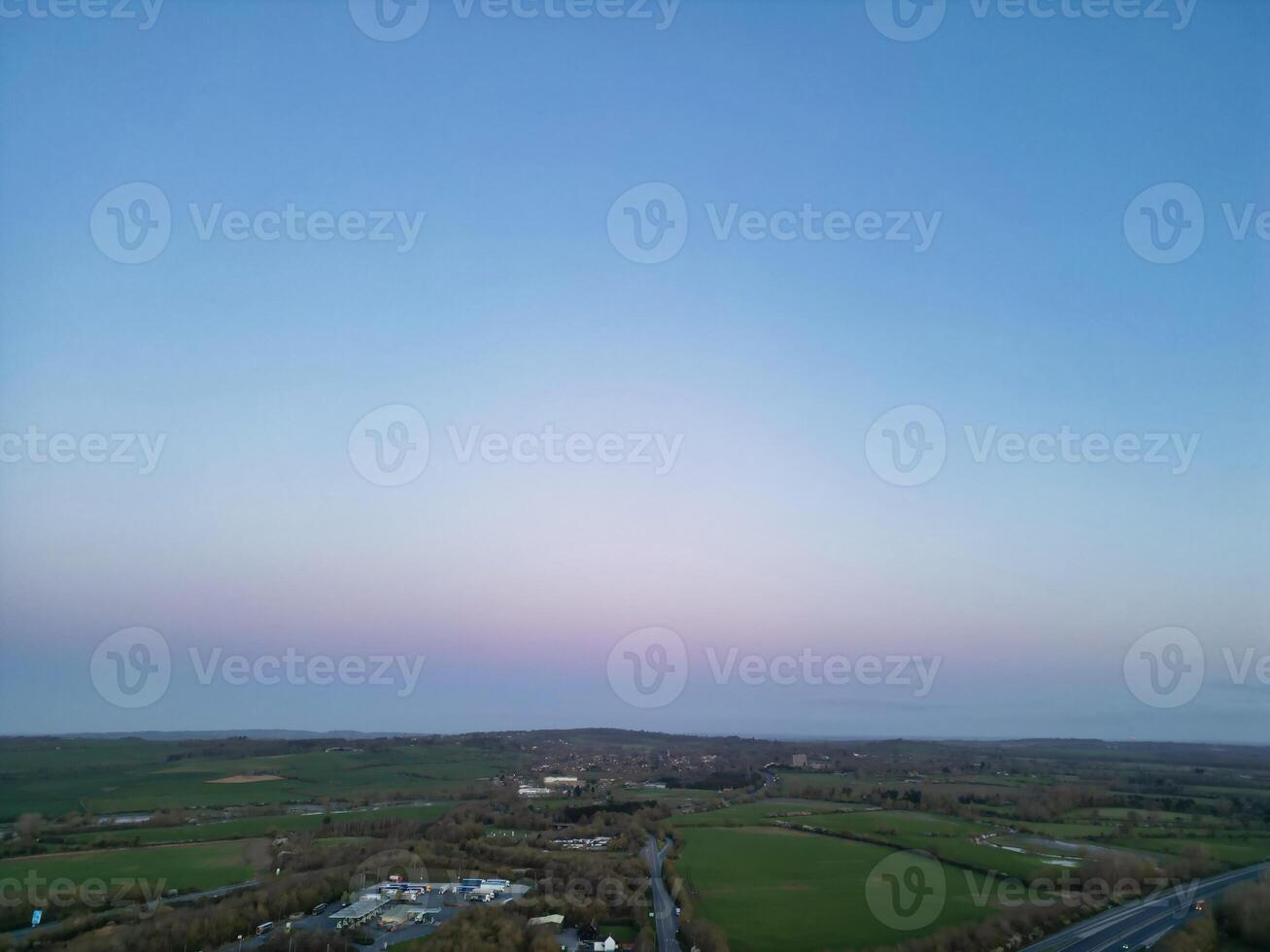 aereo Visualizza di Britannico campagna paesaggio vicino Oxford città, Oxfordshire, Inghilterra UK durante Alba mattina. marzo 23, 2024 foto