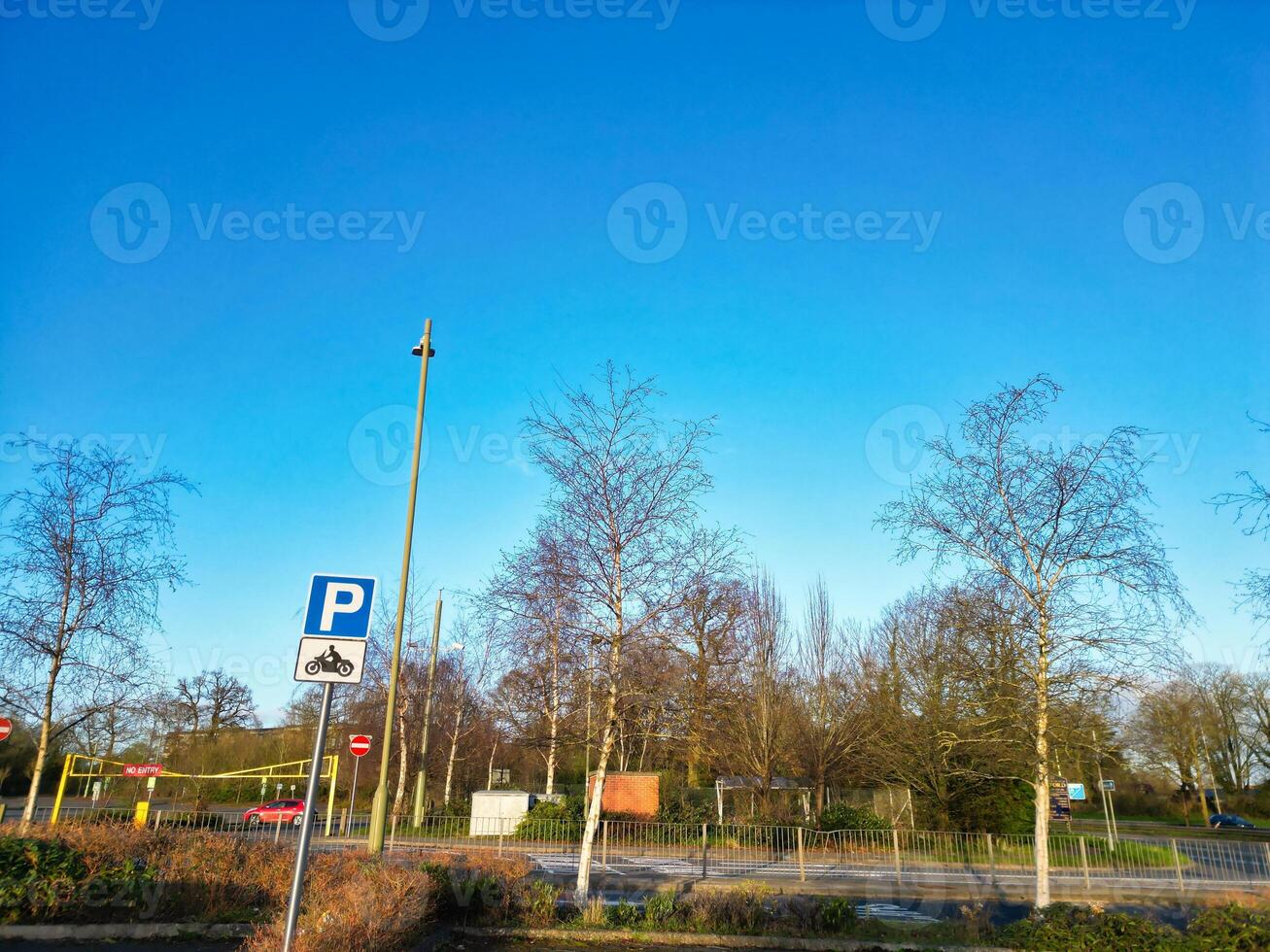 alto angolo Visualizza di parco e cavalcata autobus stazione a collina spinosa oxfordshire Inghilterra unito regno durante Alba. marzo 23, 2024 foto