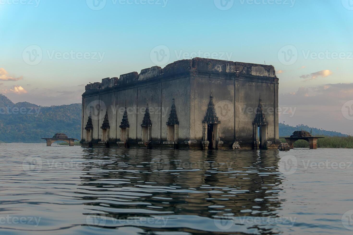 antico galleggiante tempio foto