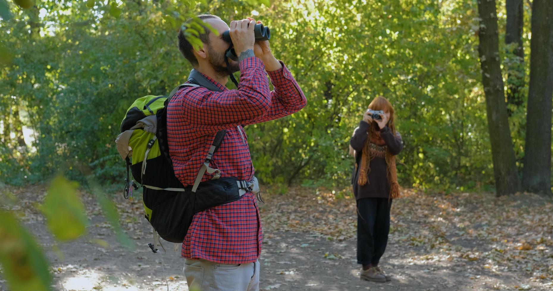 coppia di viaggiatori nella foresta d'autunno foto