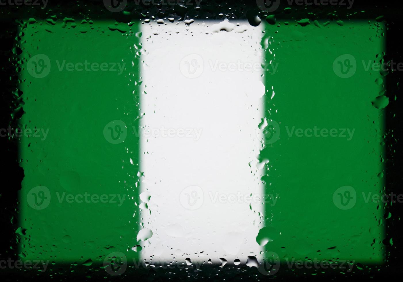 gocce d'acqua su sfondo bandiera nigeria. profondità di campo ridotta. messa a fuoco selettiva. tonico. foto