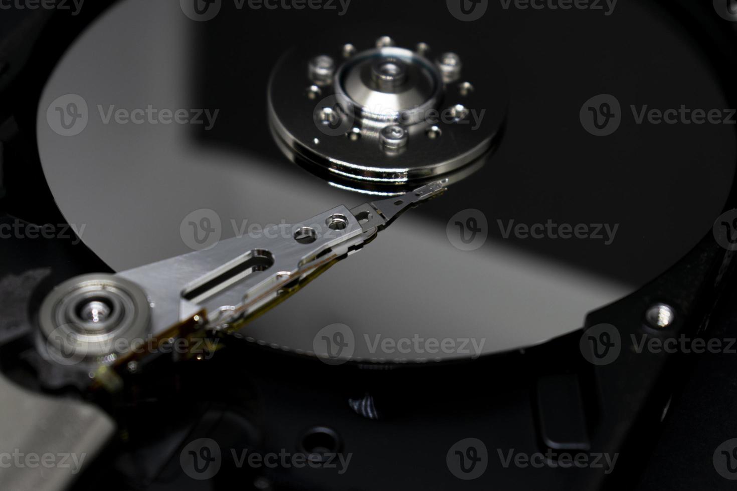 disco rigido dal disco rigido del computer e strumenti di riparazione con effetto specchio. primo piano, macro, su sfondo nero. foto