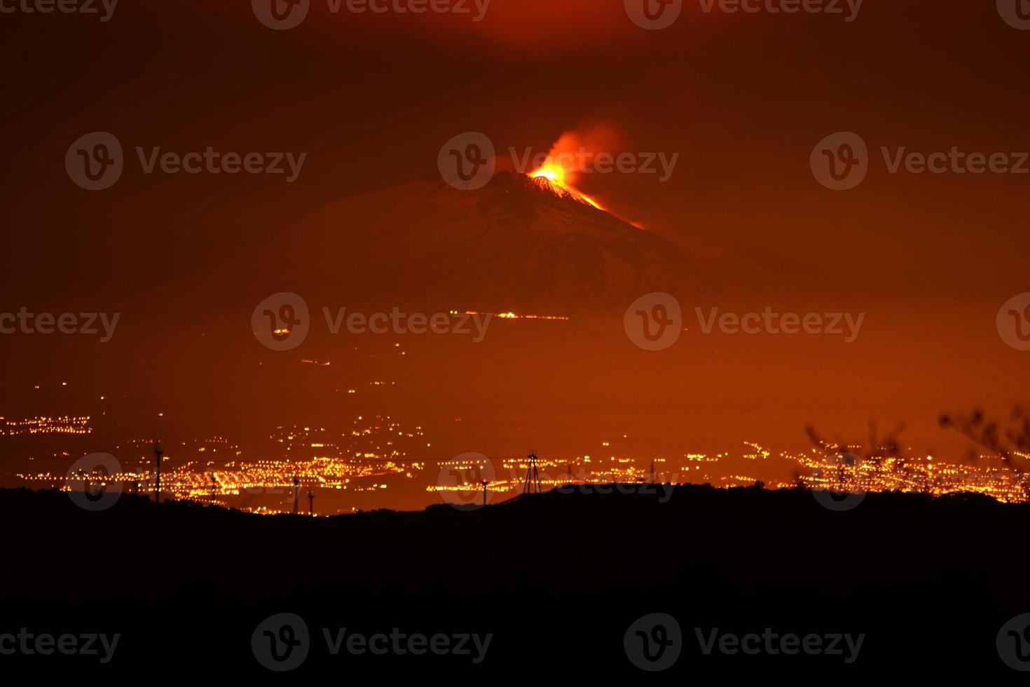 paesaggio con l'Etna in eruzione foto