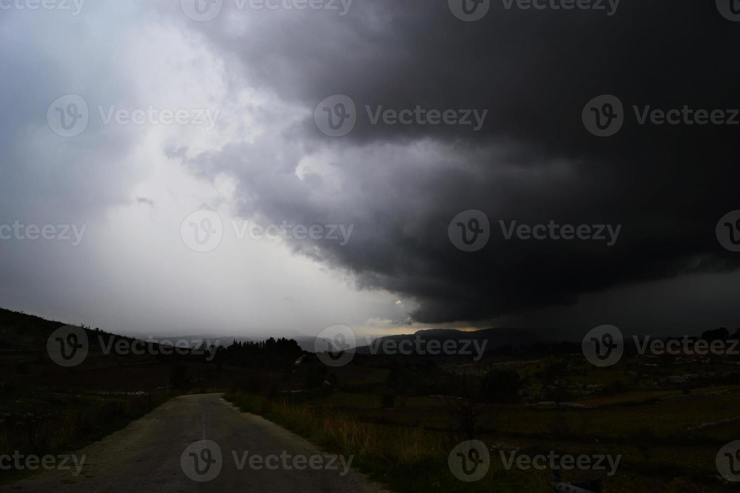 ciclone, nubi temporalesche con forti piogge foto