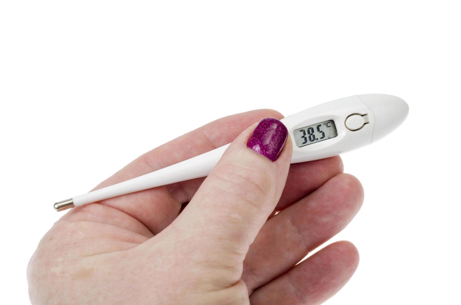 mano femminile con termometro elettronico isolato su sfondo bianco foto