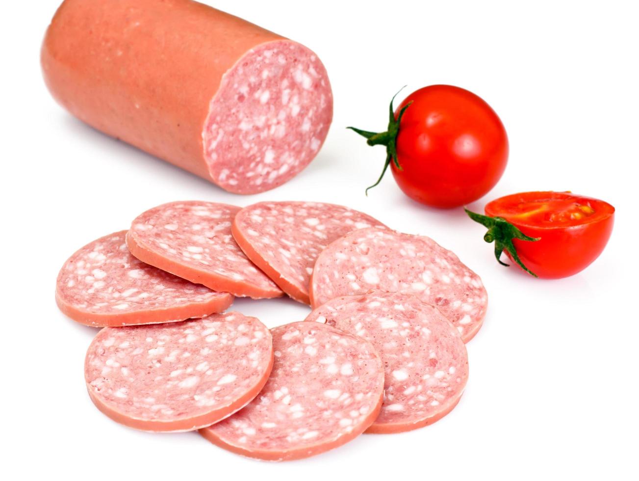 salame salsiccia isolato su sfondo bianco foto