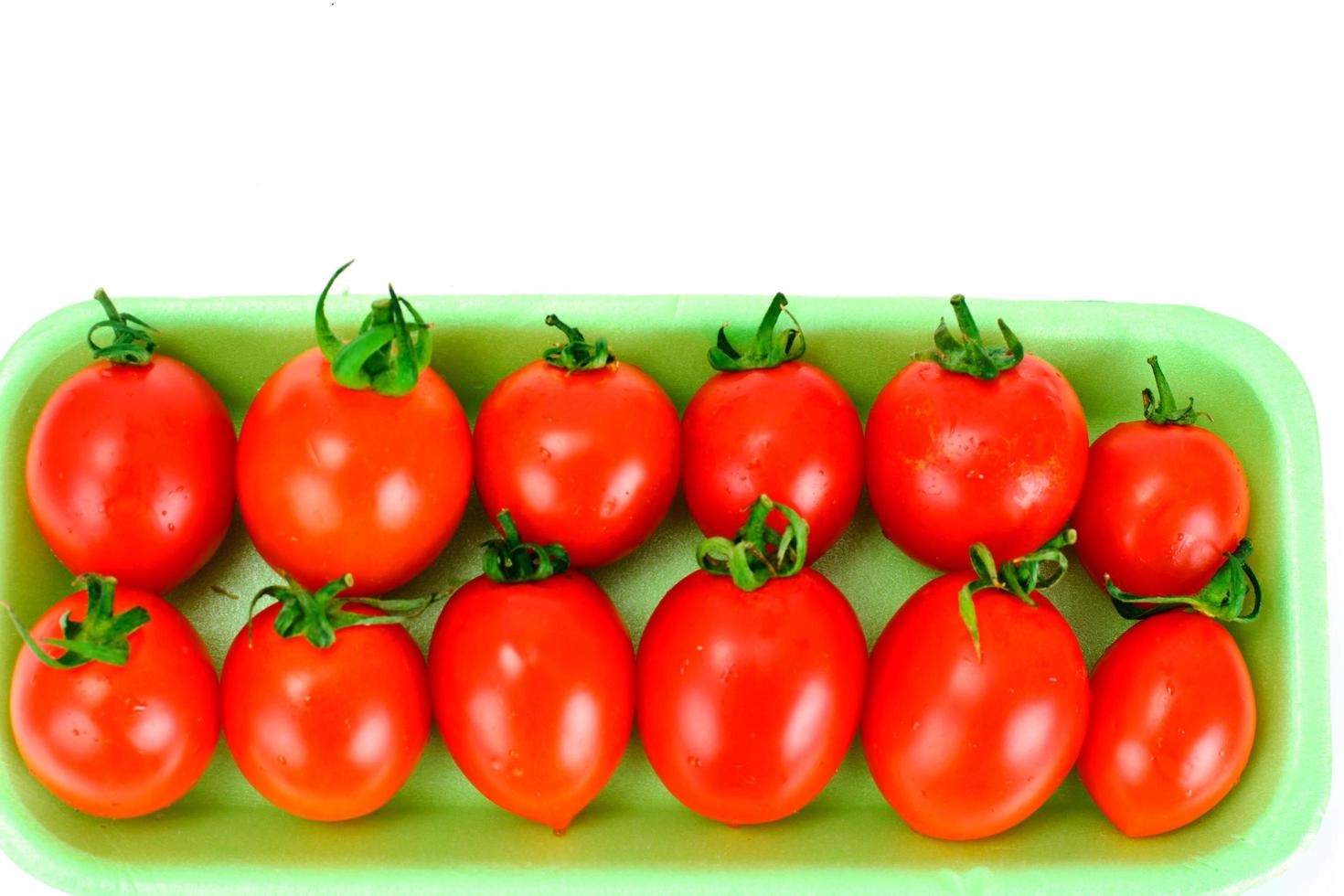 pomodori rossi isolati su sfondo bianco foto