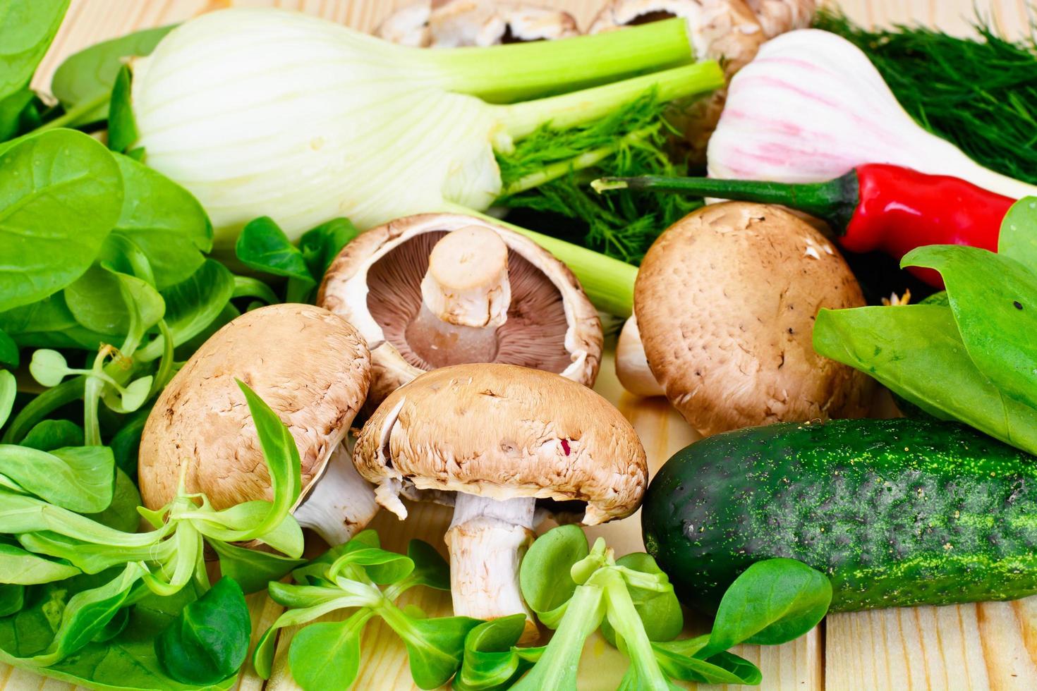 verdure pomodoro, peperone, funghi, cetrioli, radicchio, finocchio e an foto