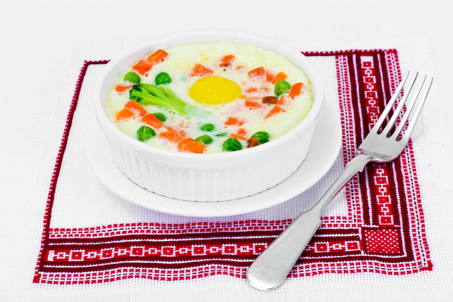 cibo sano e dietetico. uova strapazzate con verdure foto