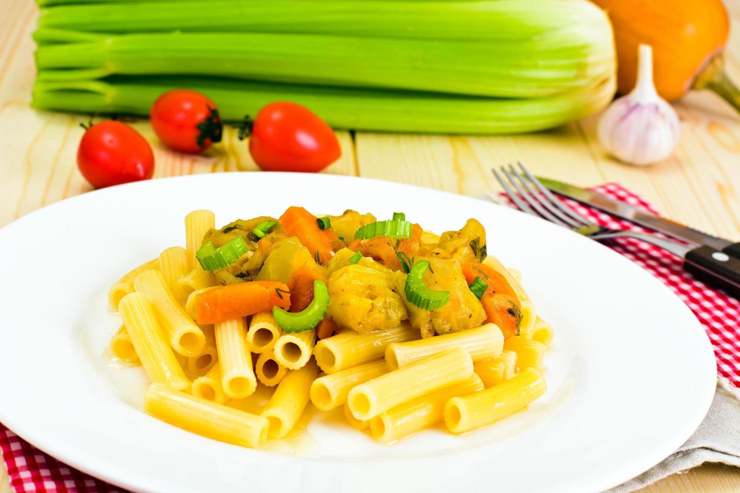 pasta con verdure stufate foto