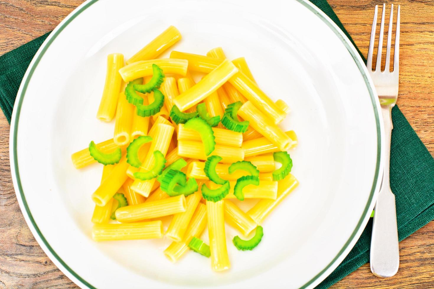 pasta con sedano. piatti dietetici foto