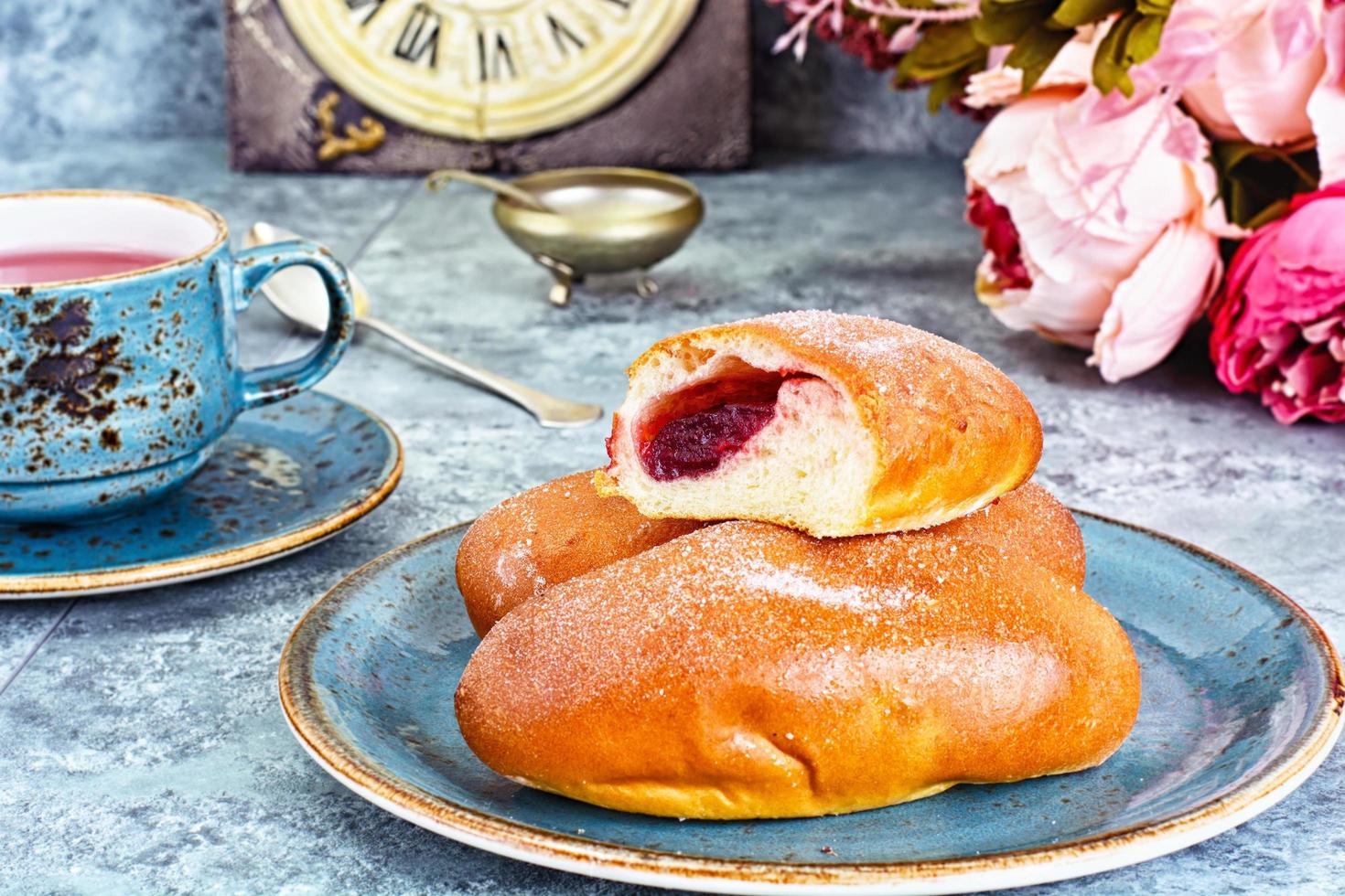 torte da forno, crostate con marmellata foto