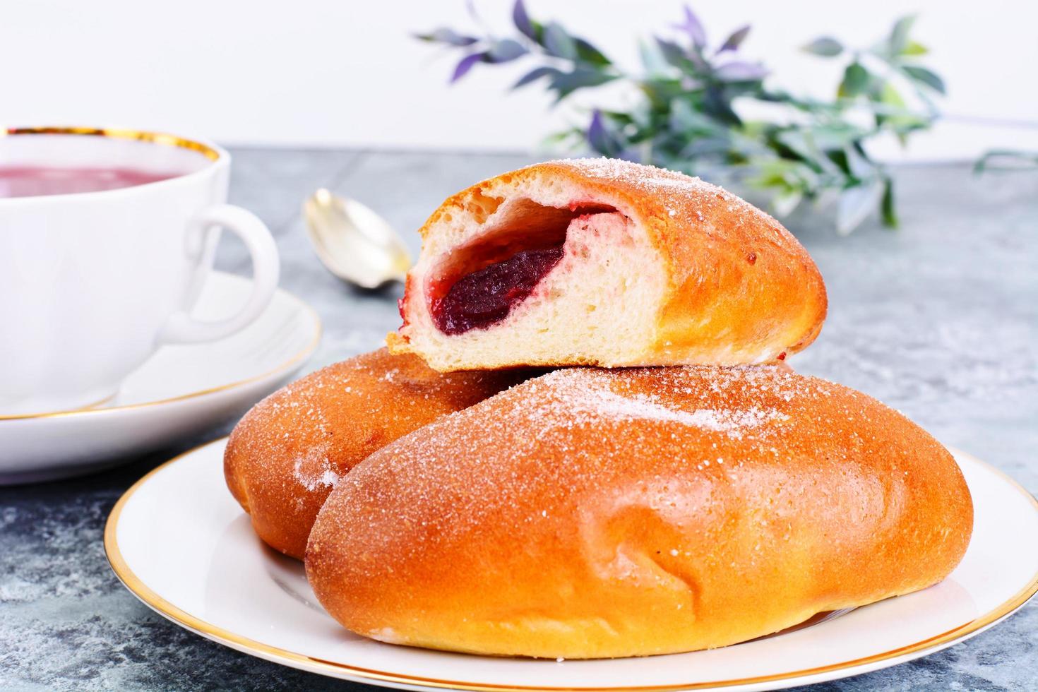 torte da forno, crostate con marmellata foto