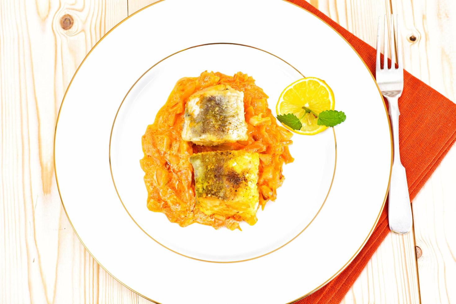 pesce in greco con cipolla e carota foto