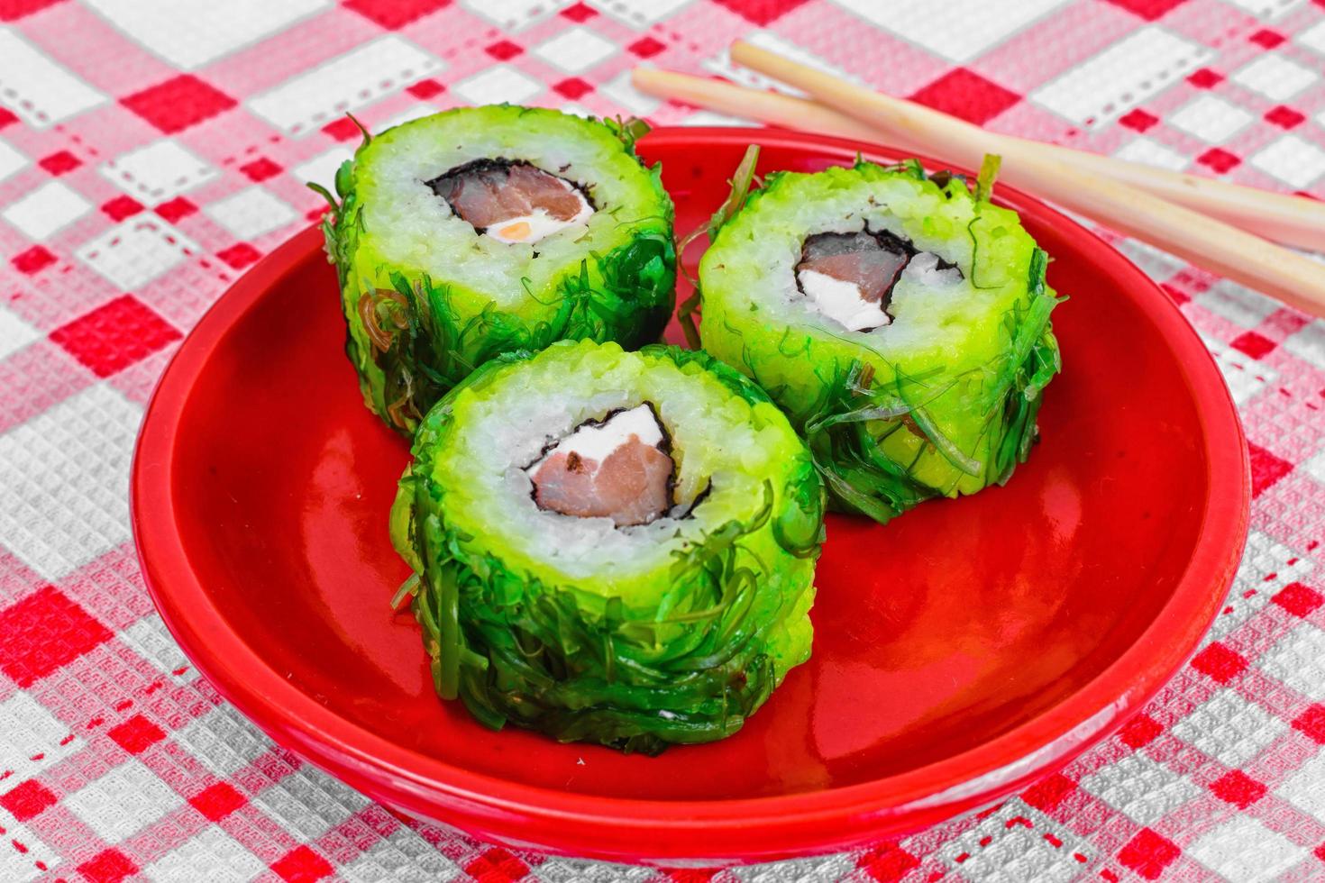 rotolo di sushi con chukoy, salmone e formaggio foto