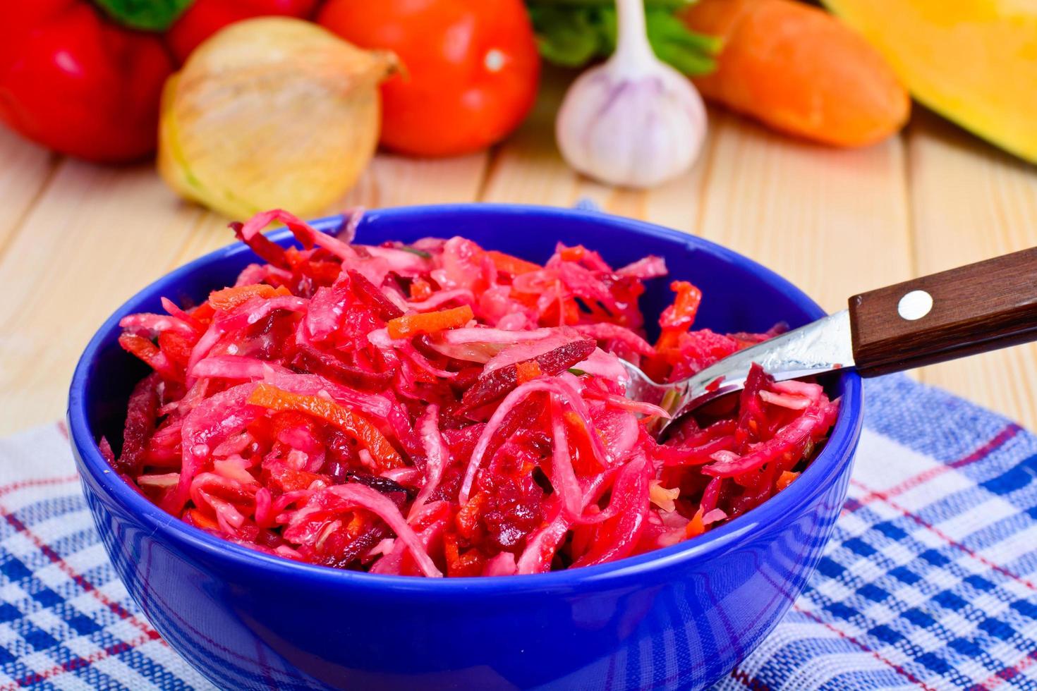 insalata con barbabietole, carote, cavoli e sedano foto