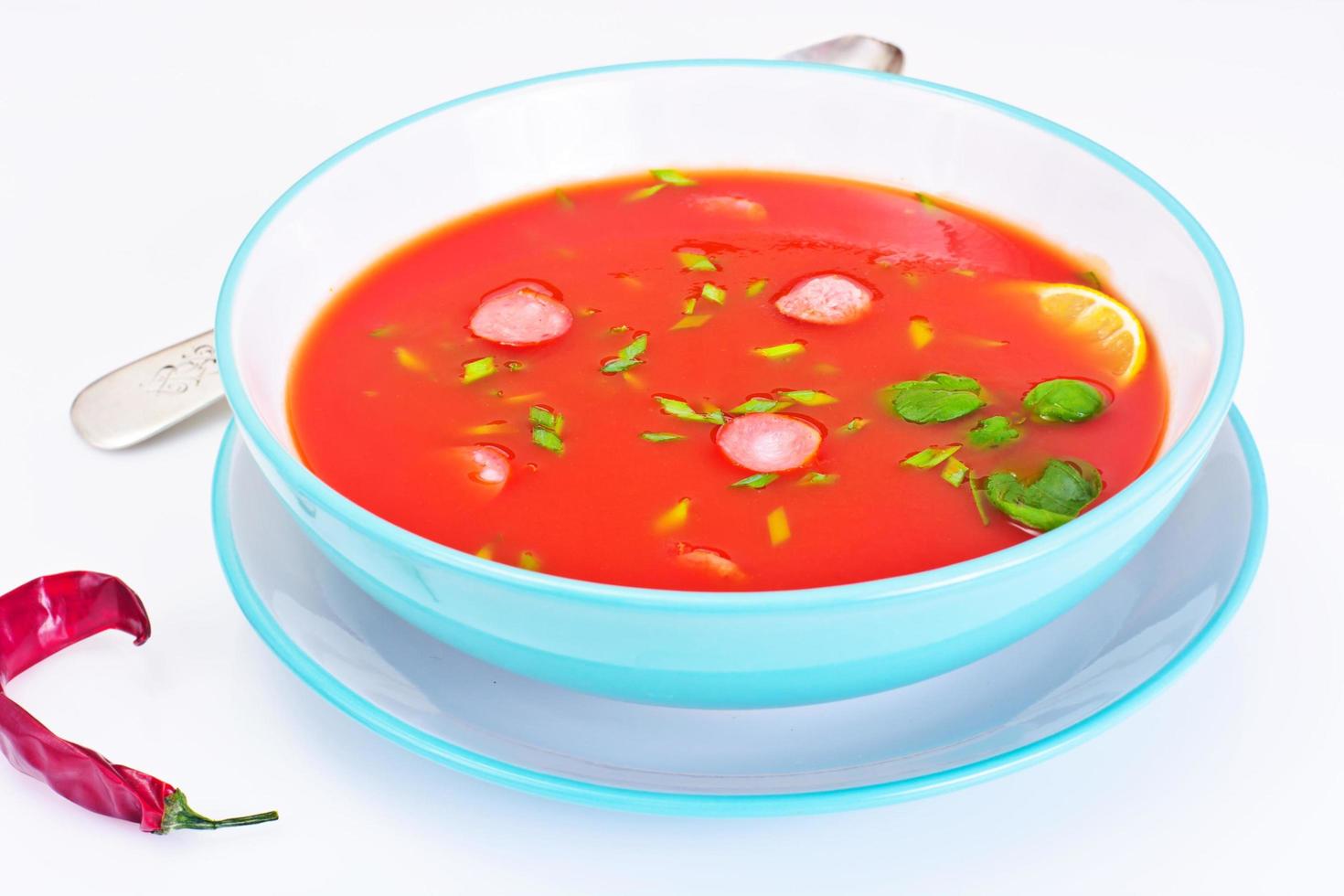 zuppa di pomodoro nel piatto. cucina nazionale italiana foto