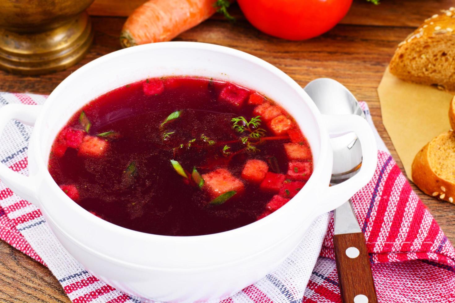 cibo salutare. zuppa di barbabietole, pomodoro e verdure foto