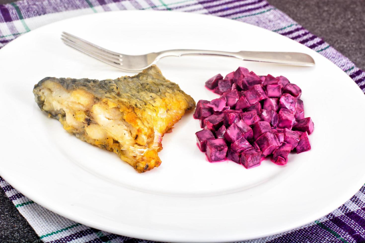 fritto di pesce e insalata di barbabietole bollite con yogurt foto