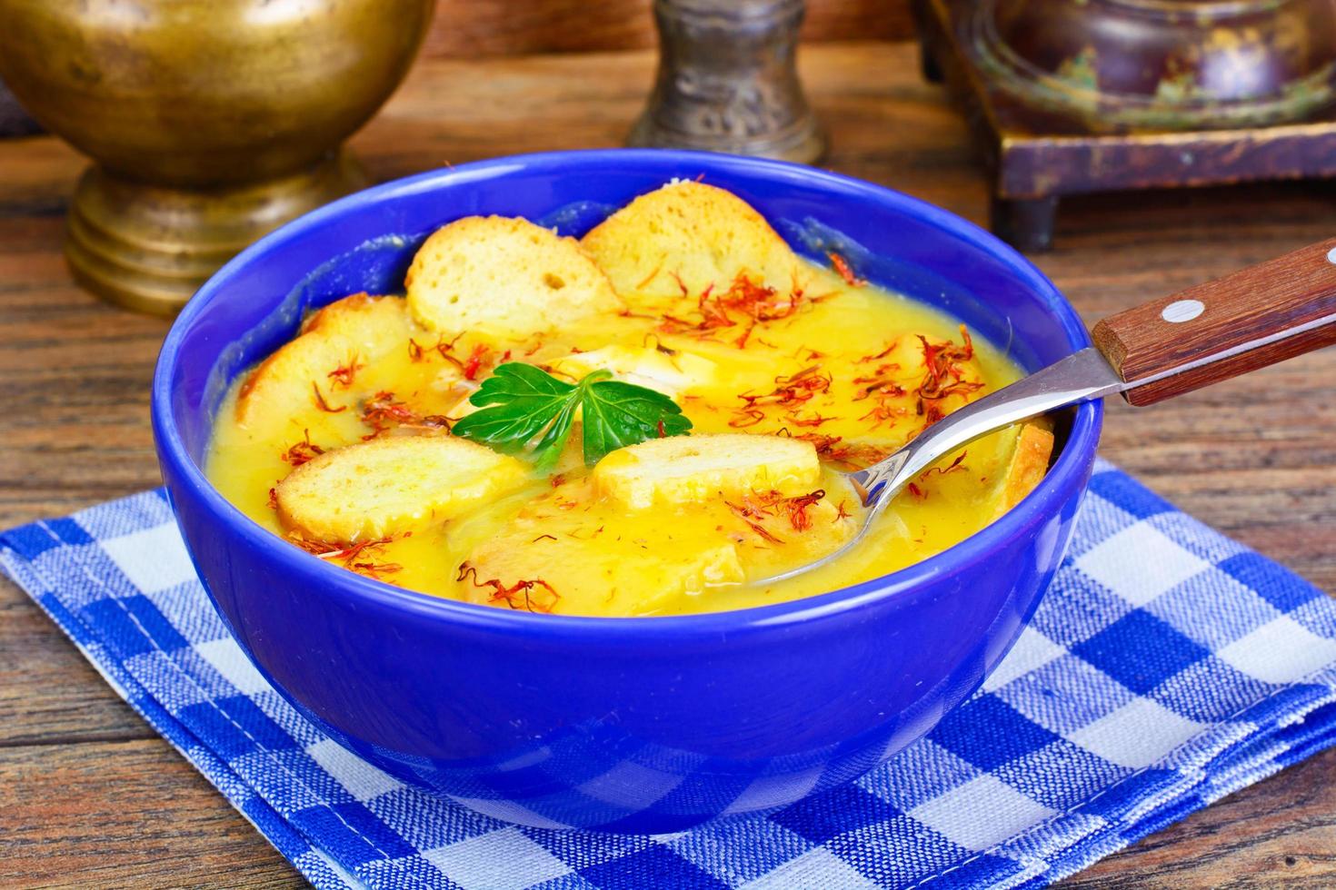 crema di zucchine, carote, uova sode, zafferano, bruschet di pane foto