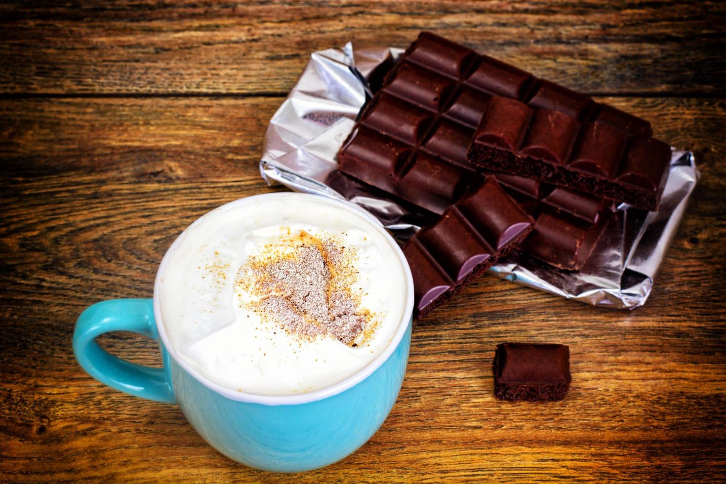 caffè con latte, cappuccino in una tazza retrò blu foto